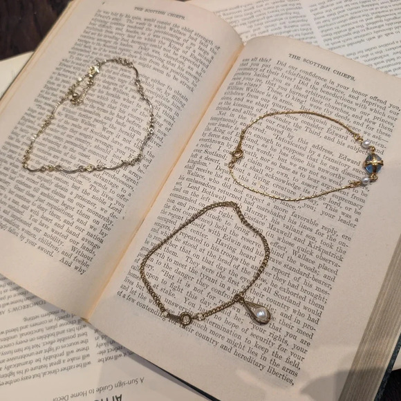 Elegant Gold Women's Small Bracelet Set - Picture 3 of 9